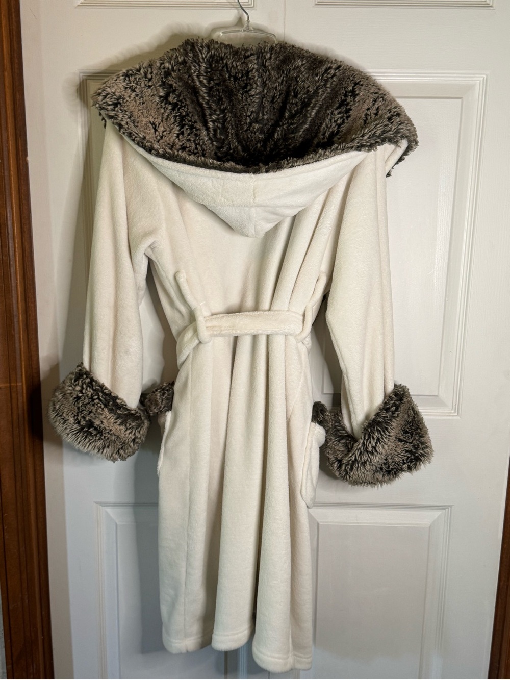 Pottery Barn Cream Robe with Gray Faux-Fur Trim - Picture 8 of 15